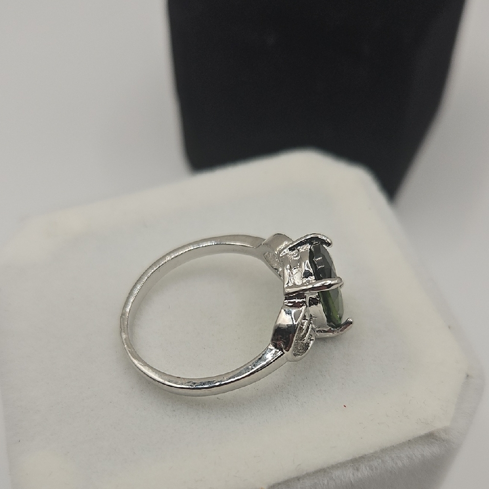 Source Unknown Silver Ring With Green Gemstone - image 8
